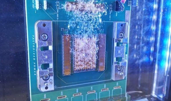 香港服務器的租用物理CPU的雙核性能遠超虛擬機的雙核。